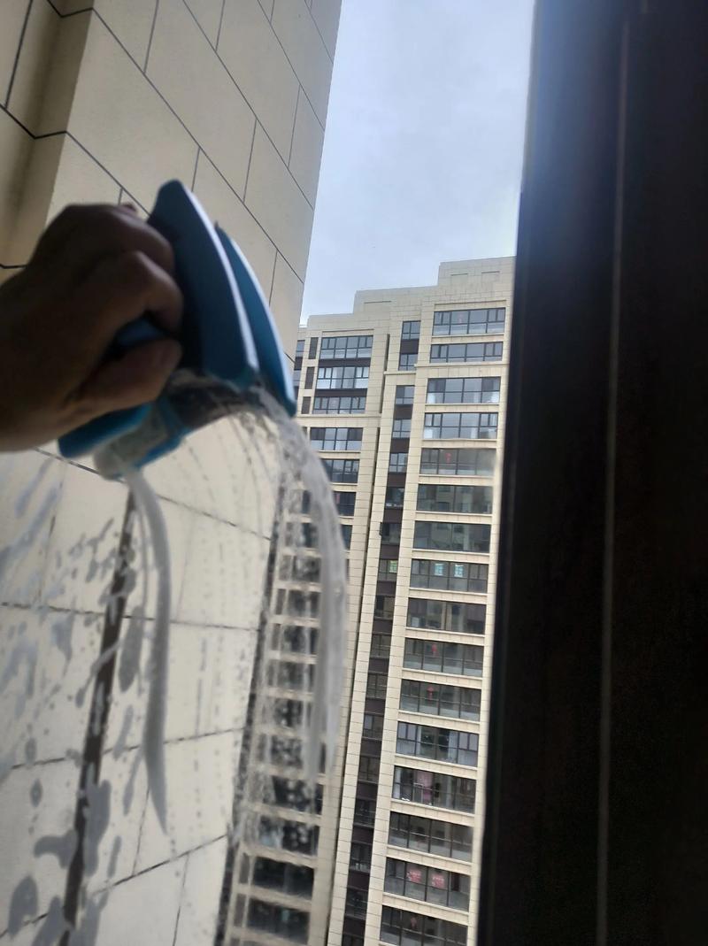 专业擦玻璃，点亮家的视界——家政保洁的匠心之道